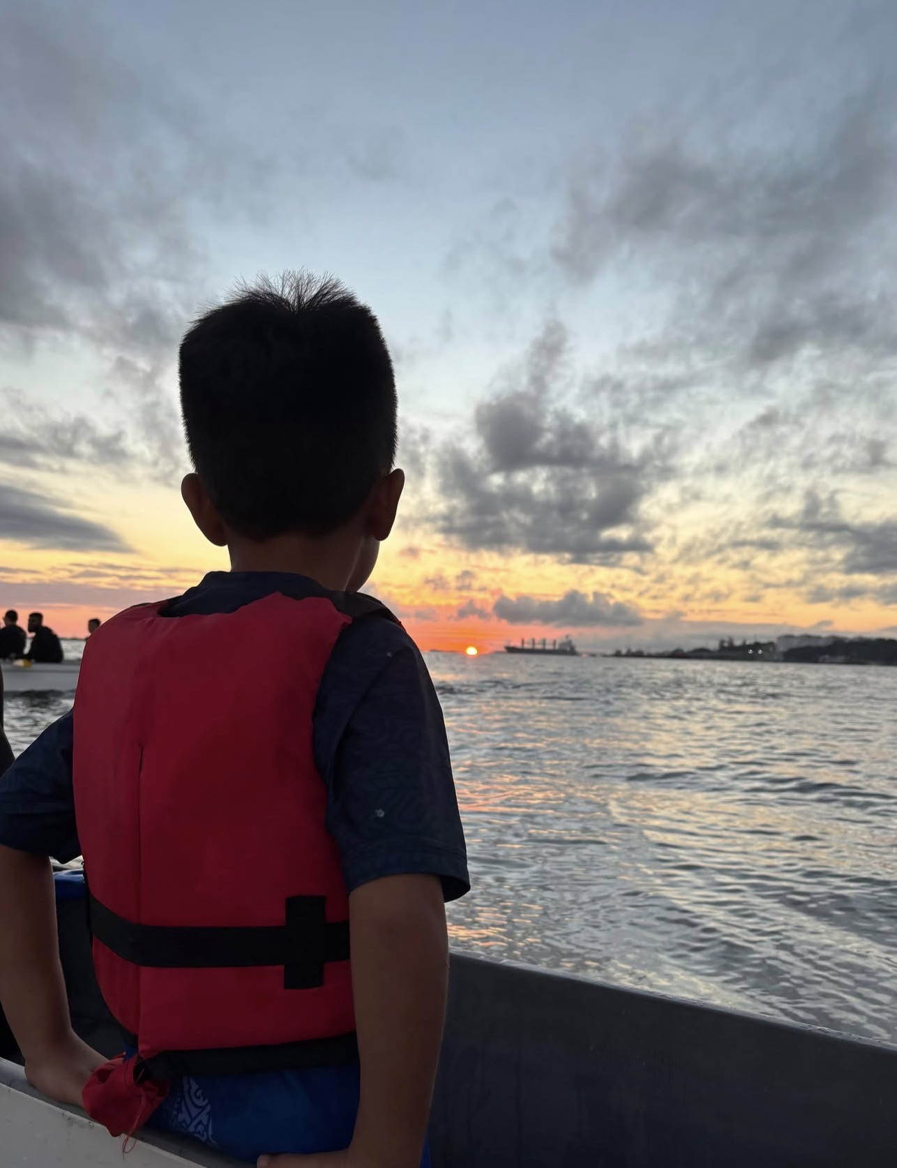 Pôr do sol dourado no Rio Tapajós visto de dentro da canoa havaiana