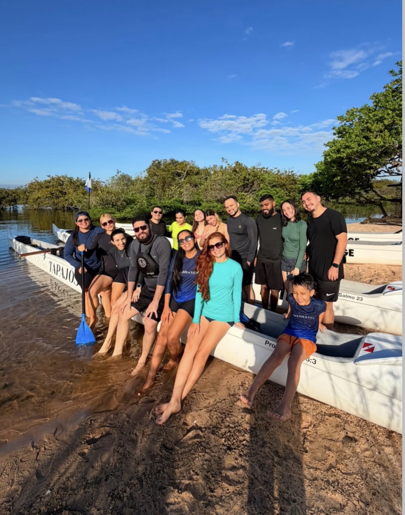 Turma na beira do rio