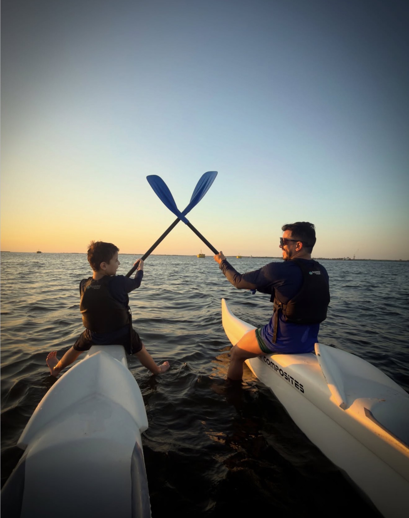 Pai e filho na canoa