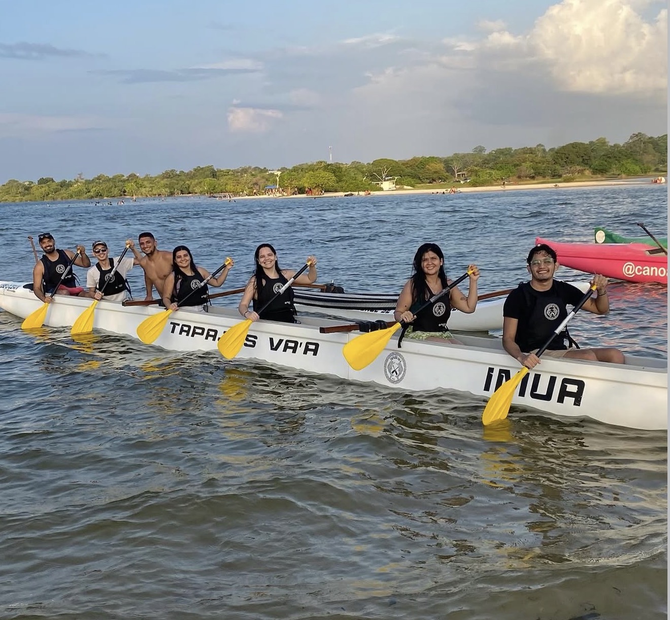 Canoa havaiana com remadores no Rio Tapajós